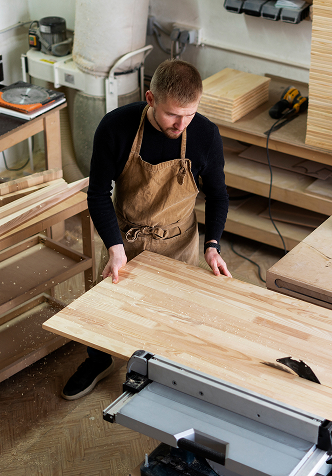 Homem trabalhando na marcenaria