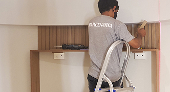 Homem realizando a montagem de móveis